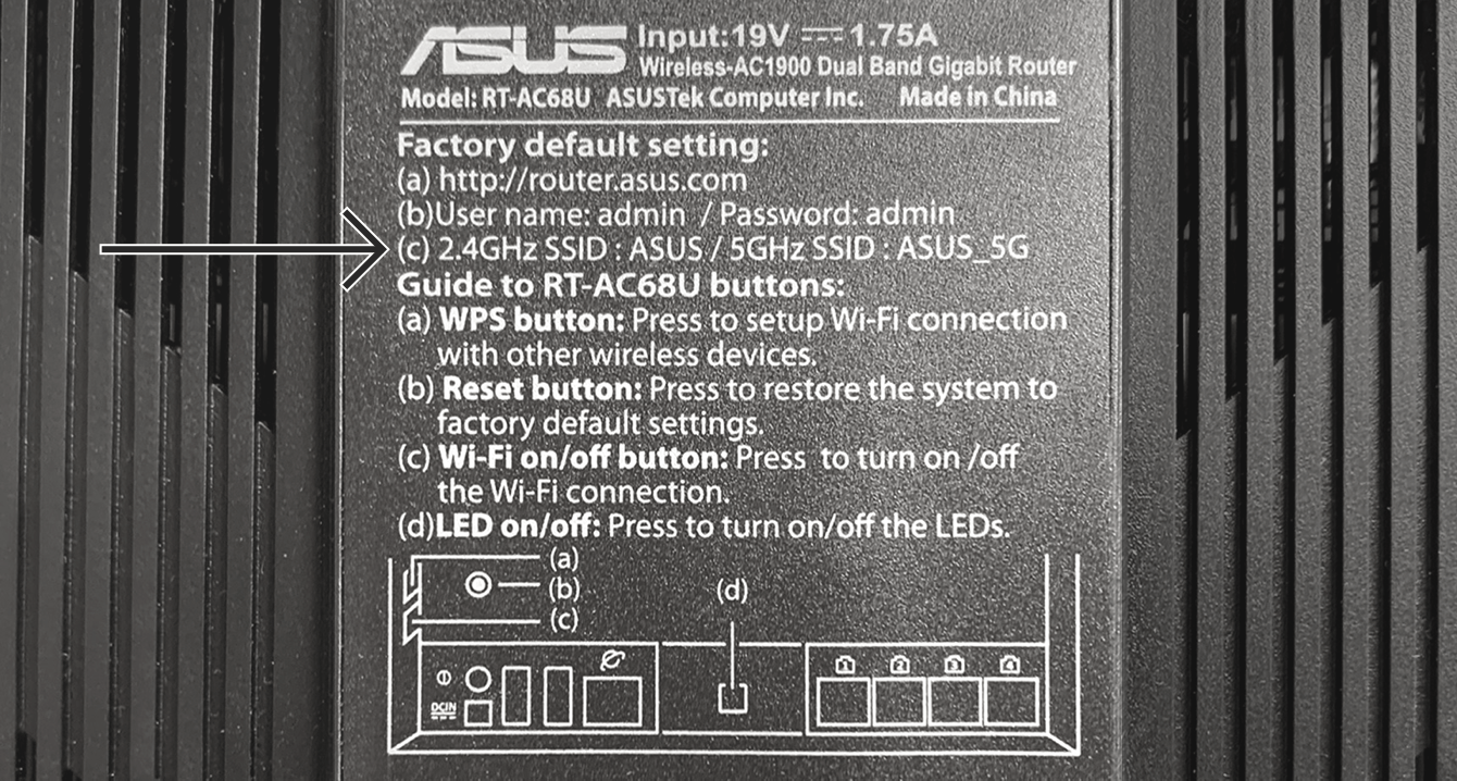 Du hittar standardnätverksnamnet på undersidan av din Asus-router.