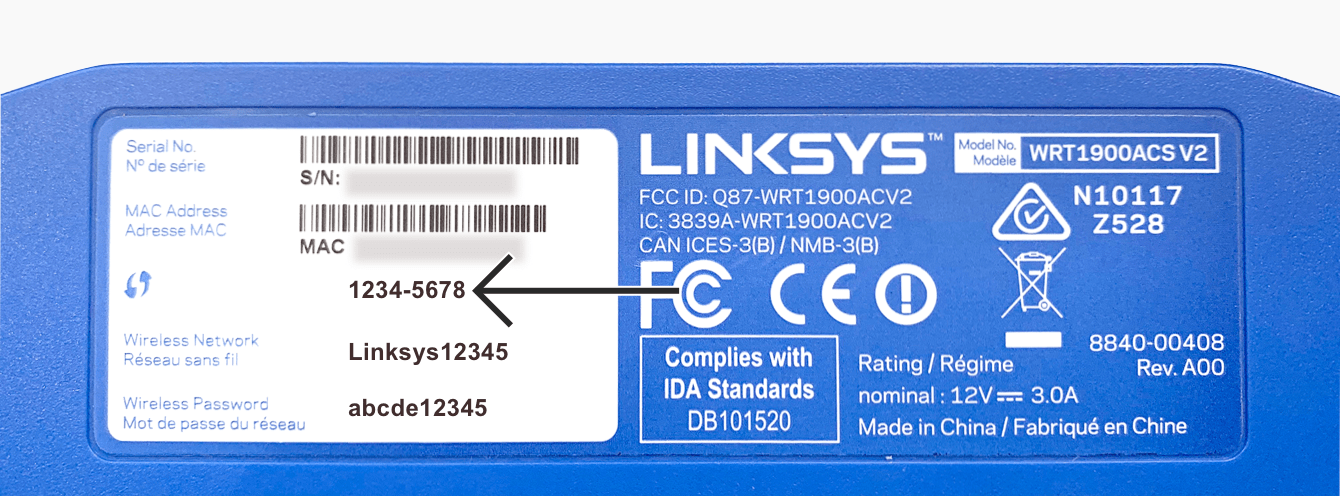 Du hittar routerns adminlösenord på undersidan av Linksys-routern.
