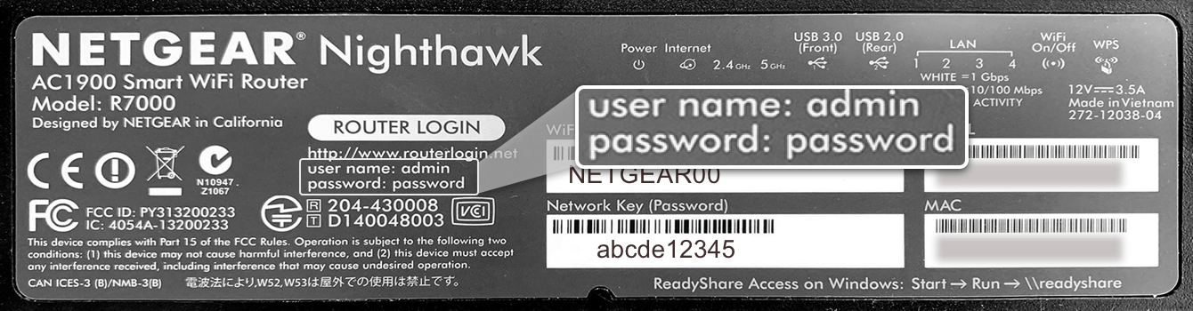 Du hittar adminlösenordet på undersidan av Netgear-routern.