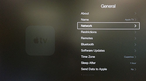 Menu ogólne Apple TV z zaznaczoną opcją Sieć.